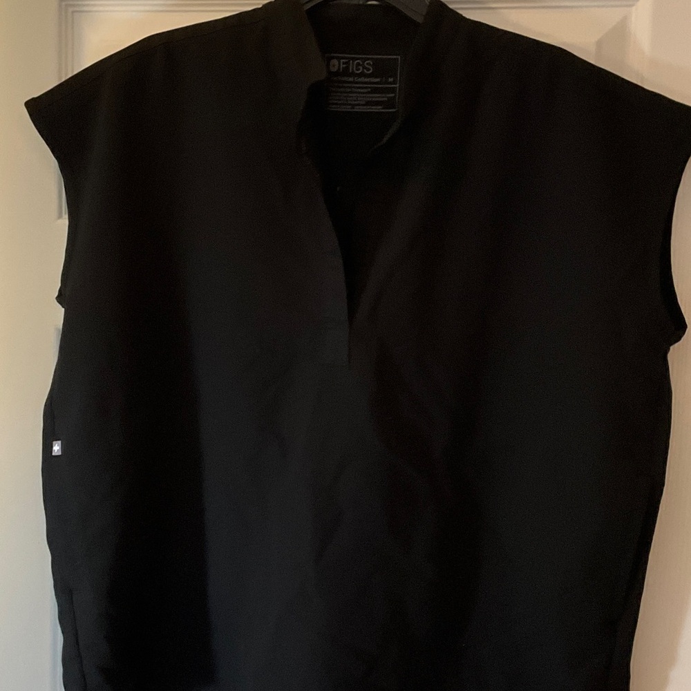 Figs Women’s Black Sleeveless V-Neck scrub top